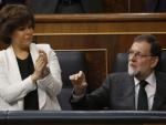 Mariano Rajoy es aplaudido por Soraya S&aacute;enz de Santamar&iacute;a durante la segunda jornada de la moci&oacute;n de censura.
