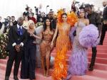 De izquierda a derecha, Corey Gamble, Kris Jenner, Kim Kardashian West, Kanye West, Kendall Jenner, Kylie Jenner y Travis Scott, en la alfombra roja de la Gala del MET 2019, en Nueva York.