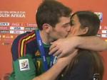 El espont&aacute;neo y apasionado beso de Iker Casillas a Sara Carbonero, en la Copa del Mundial de Sud&aacute;frica en 2010.