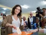La candidata del PP a la Asamblea de Madrid, Isabel D&iacute;az Ayuso, ejerce su derecho al voto este domingo en el instituto de ense&ntilde;anza secundaria Lope de Vega de Madrid.