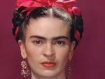Frida Kahlo con blusa de sat&eacute;n azul, 1939. Fotografiada por Nickolas Muray