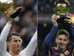 Cristiano Ronaldo y Messi levantan su respectivo Bal&oacute;n de Oro.