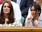 La duquesa de Cambridge, Kate Middleton, y la duquesa de Sussex, Meghan Markle, en el torneo de Wimbledon de 2018.