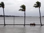Un hombre observa desde una banco, en un paseo inundado, la subida del nivel del mar antes de la llegada del hurac&aacute;n Dorian, en Palm Beach, Florida (EE UU).