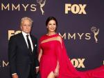 Michael Douglas y Catherine Zeta-Jones, en la alfombra roja de los Emmy 2019, en el Teatro Microsoft de Los &Aacute;ngeles, EE UU.