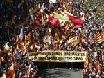 Miles de personas en la manifestaci&oacute;n convocada por Sociedad Civil Catalana en Barcelona.
