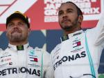 Valtteri Bottas y Lewis Hamilton, en el podio de un Gran Premio.