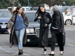 La actriz Demi Moore junto a sus hijas Scout y Rumer Willis en California.