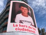 Cartel que cuelga de la sede de Ciudadanos con la foto de Albert Rivera de ni&ntilde;o.