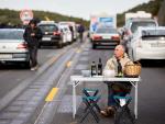 Un manifestante durante el bloqueo de la autopista que enlaza Espa&ntilde;a y Francia en el paso de Le Perthus (Francia),
