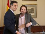 Abrazo entre Pablo Iglesias y Pedro S&aacute;nchez tras sellar un preacuerdo de Gobierno.