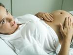 Mujer embarazada a punto de dar a luz