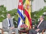 El rey Felipe VI y el expresidente cubano y actual l&iacute;der del Partido Comunista de Cuba, Ra&uacute;l Castro, en La Habana.