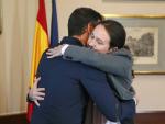 El presidente del Gobierno, Pedro S&aacute;nchez, y el l&iacute;der de Unidas Podemos, Pablo Iglesias, se abrazan en el Congreso de los Diputados tras firmar un acuerdo para la formaci&oacute;n de un Gobierno.
