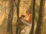 Una mujer rescata un koala de entre las llamas durante un incendio forestal en Australia.