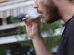 Un joven fuma a trav&eacute;s de un cigarrillo electr&oacute;nico