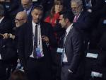 Luis Enrique saluda a Figo durante el sorteo de la Euro 2020