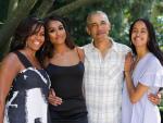 Michelle y Barack Obama, acompa&ntilde;ados por sus hijas Sasha (izquierda) y Malia, durante la graduaci&oacute;n de la primera.