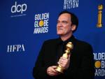 El director Quentin Tarantino, con el Globo de Oro al mejor guion por la pel&iacute;cula '&Eacute;rase una vez... en Hollywood'.