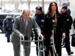Harvey Weinstein y su abogada Donna Rotunno, a su llegada a la Corte Suprema de Nueva York, en la segunda jornada del juicio contra el exproductor de cine por abusos sexuales.