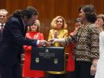 Pablo Iglesias recibe su cartera de la vicepresidenta primera Carmen Calvo.