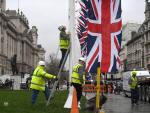 Operarios colocando banderas brit&aacute;nicas en la plaza del Parlamento de Londres dentro de los preparativos para la culminaci&oacute;n del brexit.