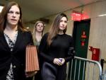 Jessica Mann (derecha), una de las tres mujeres que acusan al exproductor de cine Harvey Weinstein de violaci&oacute;n, a su llegada a la Corte Suprema de Nueva York.