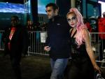 Lady Gaga y Michael Polansky saliendo juntos de la Super Bowl.