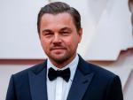 Leonardo DiCaprio posa sonriente a su llegada a la alfombra roja de la 92&ordf; edici&oacute;n de los Oscar, que tiene lugar en el Teatro Dolby de Los &Aacute;ngeles.