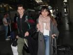 La cantante Aitana Oca&ntilde;a y su pareja, el actor Miguel Bernardeau, en el aeropuerto.