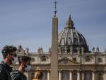 Los turistas pasean por los alrededores del Vaticano que ha decidido cerrar la plaza y la Bas&iacute;lica de San Pedro por la epidemia.