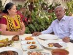 L&oacute;pez Obrador y su esposa, comiendo en un restaurante.