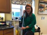 Sarah Ferguson, entregada a las tareas de limpieza.