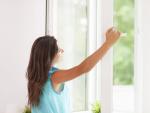Abrir las ventanas es una de las formas de ventilar la casa y mejorar la calidad del aire.