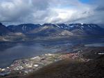 Se trata de Longyearbyen y es un asentamiento en Svalbard, en el Oc&eacute;ano Glaciar &Aacute;rtico. El clima es tan extremo que el cad&aacute;ver no se descompone, convirti&eacute;ndose en un fest&iacute;n para los animales salvajes. Todos los muertos son llevados en avi&oacute;n a la parte continental noruega. (Foto: Wikipedia/Michael Haferkamp)