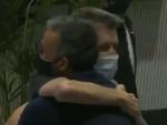 Unzu&eacute; se abraza con Luis Enrique.
