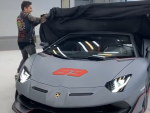 El piloto destapa su nuevo Lamborghini Aventador SVJ Roadster.