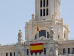 Detalle de las dos banderas de Espa&ntilde;a situadas en el Palacio de Cibeles, sede del Ayuntamiento de Madrid.
