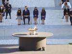 El fuego de un pebetero preside el homenaje por las v&iacute;ctimas del coronavirus que se celebra en el Palacio Real de Madrid.