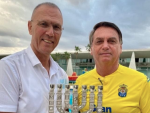 Yossi Shelley, embajador de Israel en Brasil, y Jair Bolsonaro con la camiseta de Las Palmas