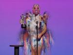 Fotograf&iacute;a cedida hoy por MTV que muestra a la artista estadounidense Lady Gaga mientras habla tras recibir uno de los premios MTV VMA 2020.