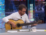 Pablo Motos, tocando la guitarra en 'El hormiguero'.