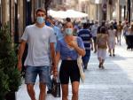 Dos j&oacute;venes caminan con mascarilla por una calle de Reus (Tarragona), el 18 de agosto de 2020.