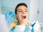 Un menor durante una revisi&oacute;n en una cl&iacute;nica dental.