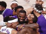 LeBron James (centro) celebra con sus compa&ntilde;eros de Los Angeles Lakers la consecuci&oacute;n del t&iacute;tulo de campeones de la NBA.