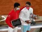 Novak Djokovic y Rafa Nadal tras la final de Roland Garros 2020