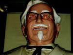 La siniestra figura del Coronel Sanders, fundador de KFC e imagen de la marca.