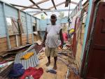 Un hombre permanece entre las ruinas de su casa, destrozada por el hurac&aacute;n Iota, en Puerto Cabezas, Nicaragua.