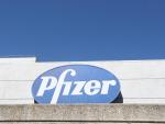 Logo de Pfizer en el edificio de los laboratorios de la marca en Madrid