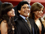 Diego Maradona y sus hijas Giannina (izquierda) y Dalma (derecha).